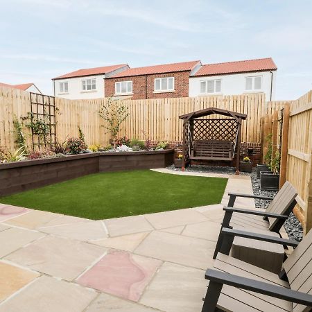 Misty Moon Villa Whitby Exterior foto