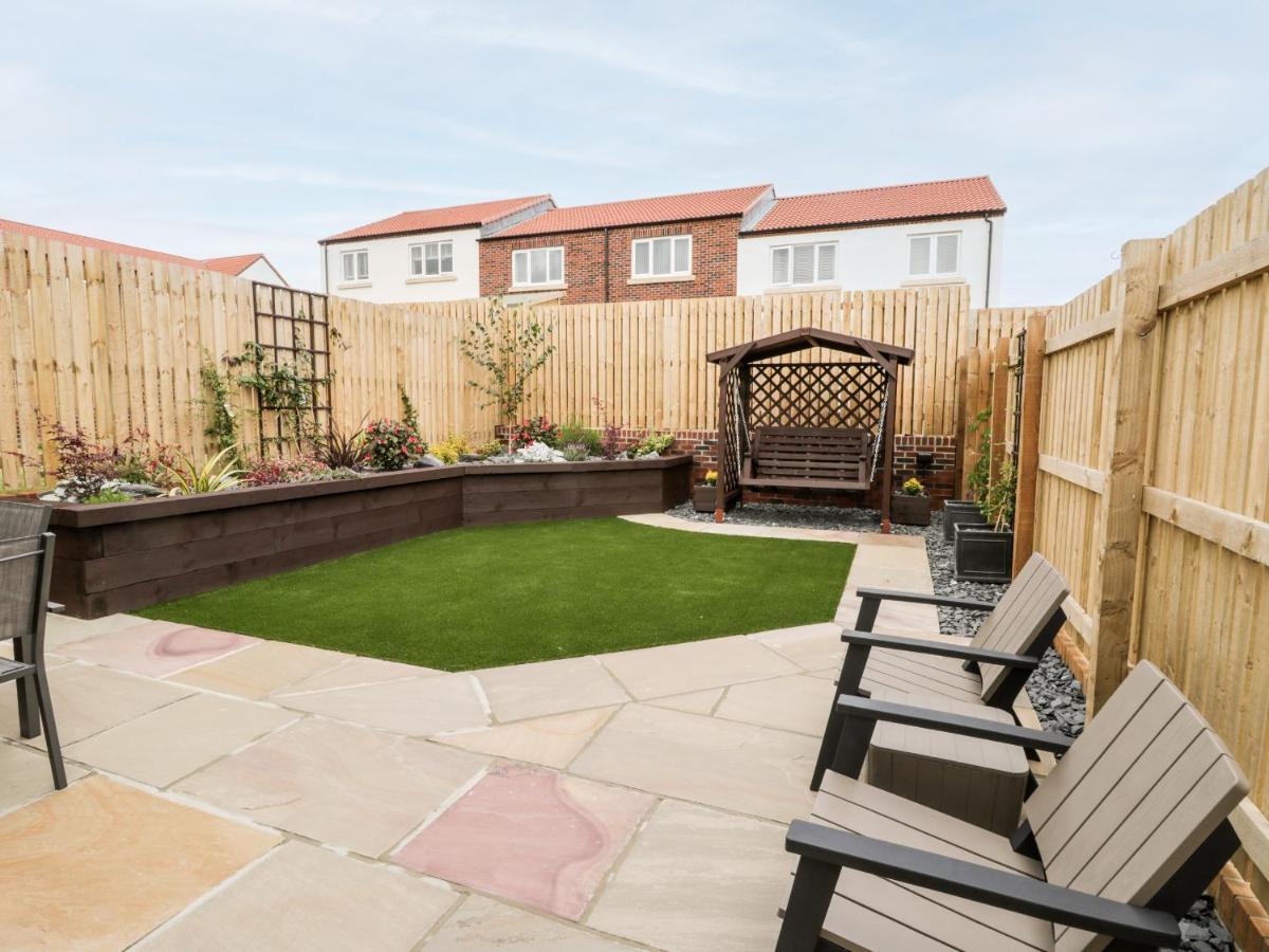 Misty Moon Villa Whitby Exterior foto